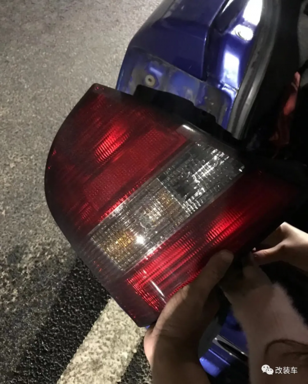 經典的馬自達323依然還有很多人玩，只需7000塊就能買來快樂