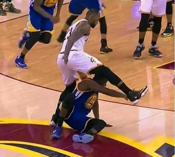 最草根FMVP爆料16年總決賽被外界原因影響,但比賽未被操控 最草根FMVP爆料16年總決賽被外界原因影響,但比賽未被操控