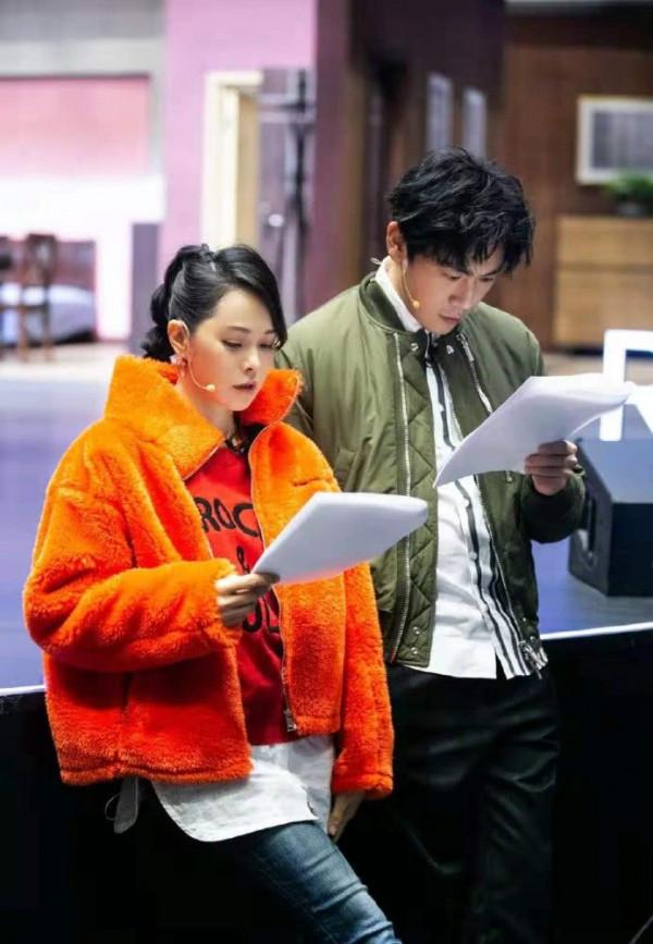 伊能靜扮嫩真是厲害,高馬尾加上毛絨外套,怎麼看都不像50歲的人 伊能靜扮嫩真是厲害,高馬尾加上毛絨外套,怎麼看都不像50歲的人