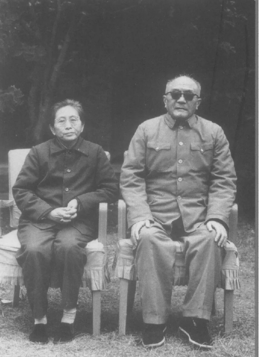 86年黃克誠追悼會，唐棣華看悼詞後刪掉幾句話：我們還是尊重他吧