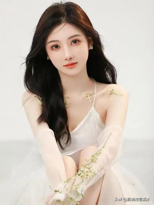 她是四川師範大學的校花,也是校園裡的超級學霸 她是四川師範大學的校花,也是校園裡的超級學霸