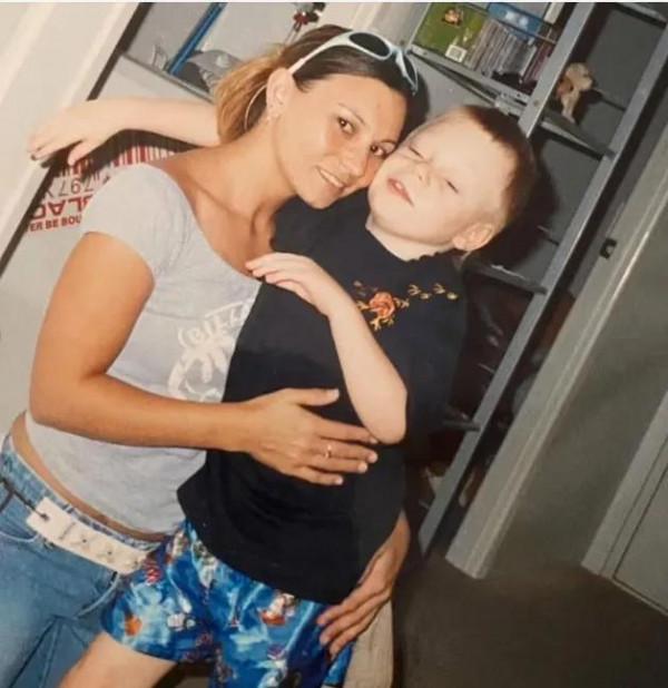 感動上億人，一位偉大的媽媽，揹著殘疾失明的兒子環遊世界