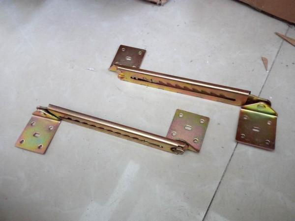 國外家庭真有一套,定製櫃子塞進天花板,不用時一點也察覺不到 國外家庭真有一套,定製櫃子塞進天花板,不用時一點也察覺不到