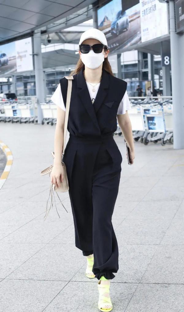 闊腿褲已經失寵了，今年流行的是“魷魚褲”，楊冪、戚薇都上頭