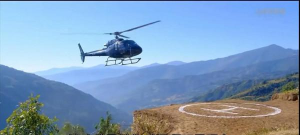 尼泊爾的大富豪開直升飛機回老家，見人給一百，漲見識了