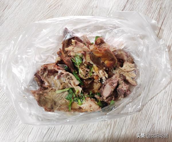 美味還得在市場裡找，5元拌的燻醬雞架，配老式麻辣燙，太香了