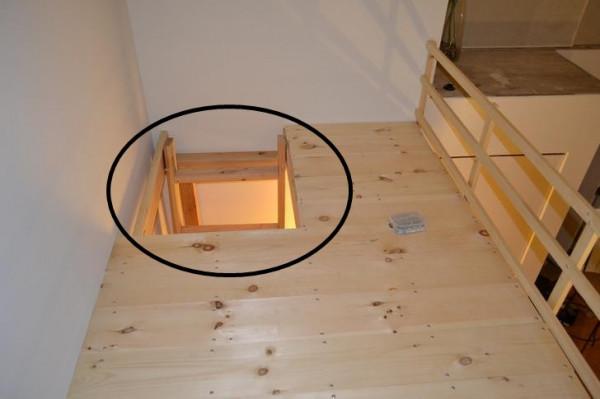 臥室不足5㎡大，抬高1米7打造loft結構床，半空中睡覺下面能儲物