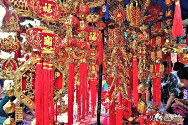 泰國年味兒特別濃，唐人街是春節大廟會，各大商場爭奇鬥豔拼裝飾