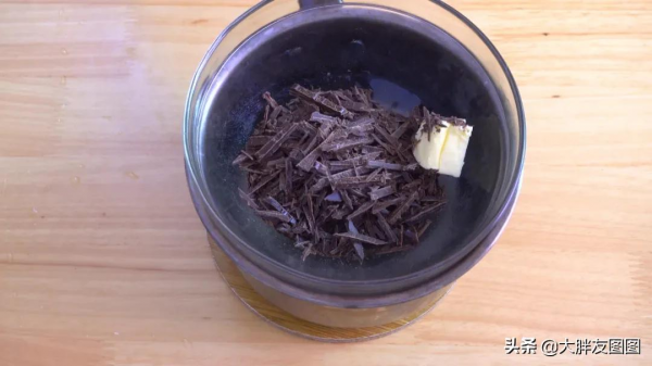 沒有模具，不需要打發，沒有生雞蛋，徒手做出脆皮冰淇淋