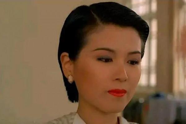 溫碧霞曾回憶說自己當年與陳玉蓮同住一條街，經常會看到周潤發