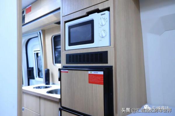 ​大通4人版柴油自動擋房車！簡潔佈局，還設多種實用設計