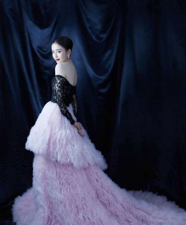 佟麗婭穿衣真有“心機”，棒球服配巴掌大的內搭，顯高又洋氣