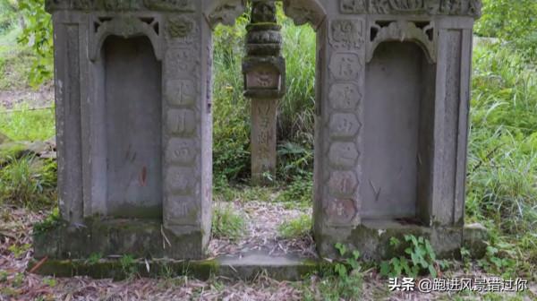 湖北恩施懸崖上的村莊，當地人將墓蓋在房子邊，保留傳統習俗