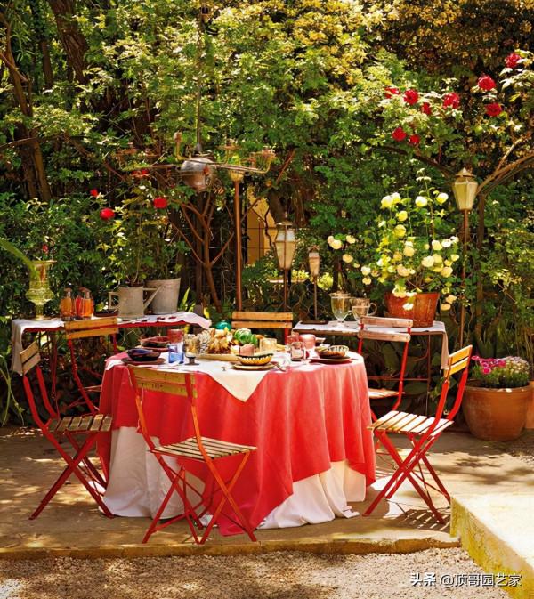有了花園，一定要在花園裡打造一個戶外餐廳