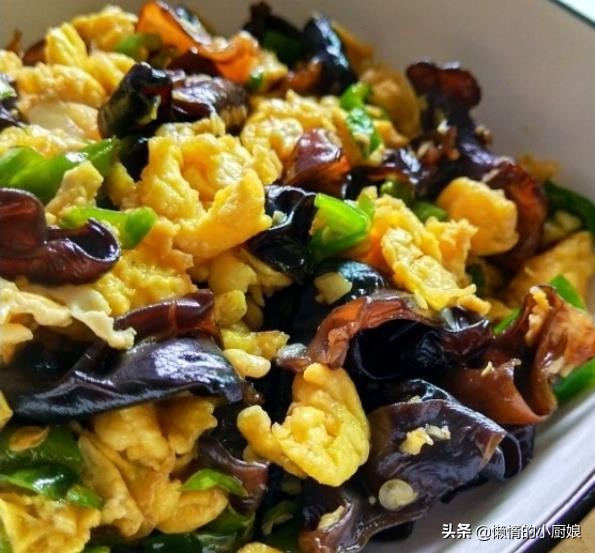 餐桌上最常見的青椒木耳炒雞蛋,食材簡單,新手小白也能輕鬆學會 餐桌上最常見的青椒木耳炒雞蛋,食材簡單,新手小白也能輕鬆學會