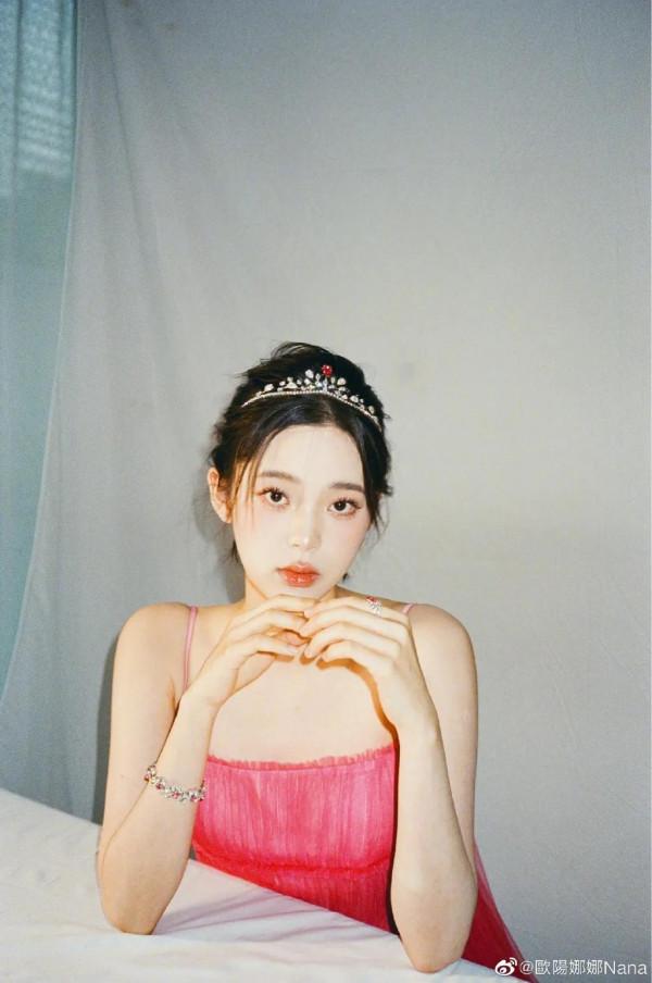 #歐陽娜娜曬出最新寫真 頭戴皇冠甜美可人