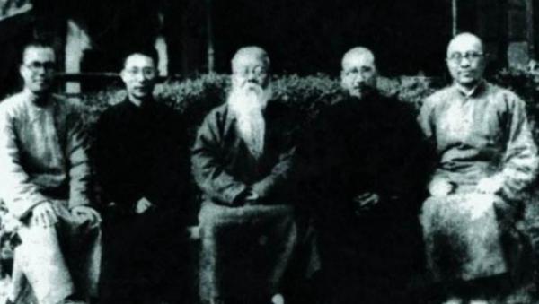 妻子湯儀逝後，馬一浮孤身60餘年，蓄長鬚紀念，拒絕岳父再娶勸言