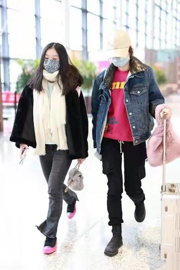 馬伊琍女兒怎麼突然胖了！穿皮草走機場變富二代，比媽媽還有範