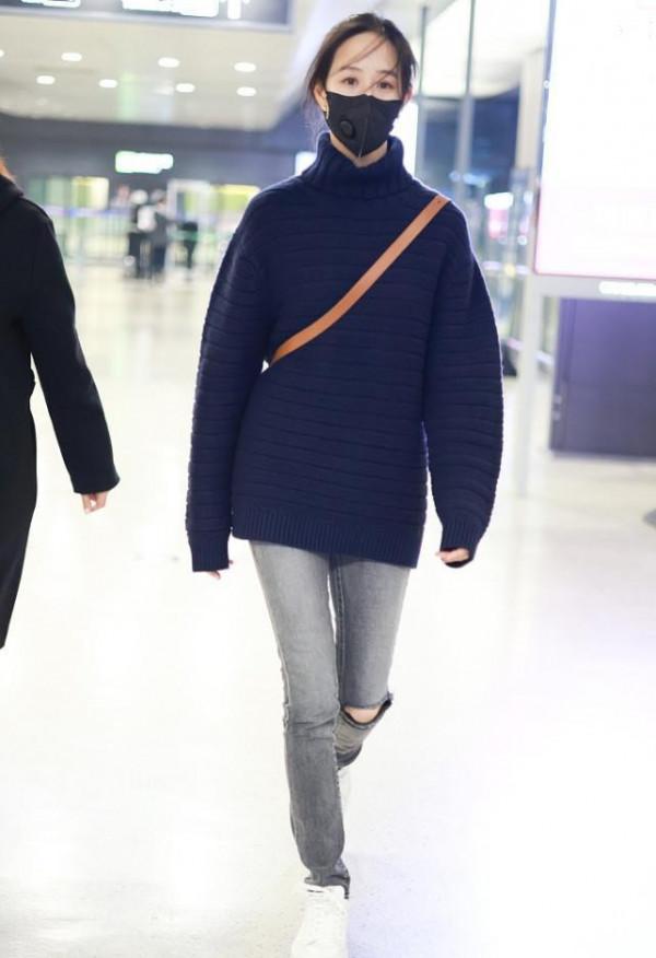 張鈞甯冬天裡穿著真隨性，羽絨服配牛仔褲，素顏出鏡很自然