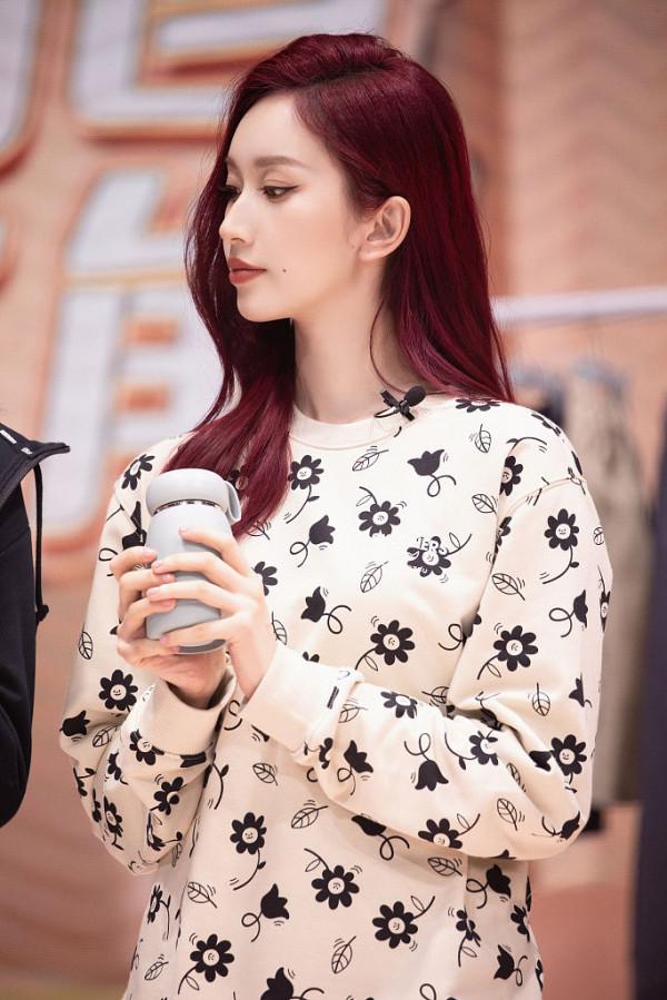 劉令姿印花衛衣玩轉經典配色 搭配不規則剪裁半裙率性十足