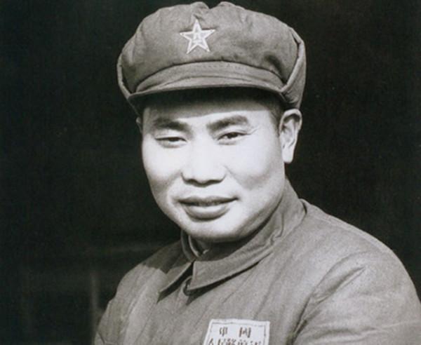 開國將軍中的兩對“翁婿將軍”，老丈人是不是必須向女婿敬禮？