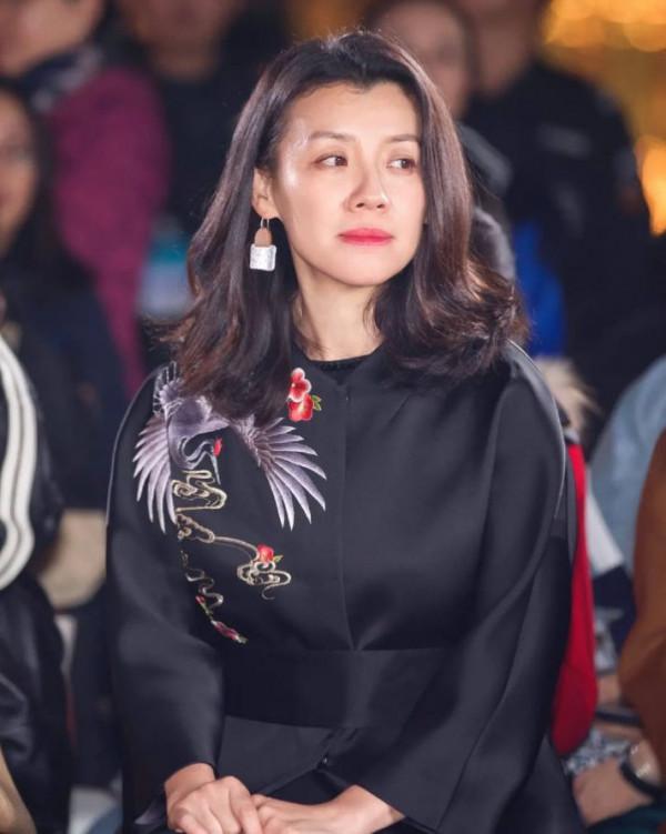 被47歲劉琳驚豔了！穿“仙鶴緞面裙”優雅貴氣，阿姨輩最美的樣子