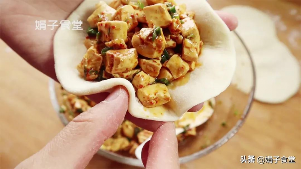 香辣豆腐包子，皮薄餡足，鮮嫩味美，一次3個吃不夠，太香了