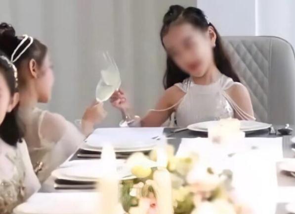 “名媛速成班”火了,小學生戴皇冠吃西餐,卻被嘲諷是東施效顰 “名媛速成班”火了,小學生戴皇冠吃西餐,卻被嘲諷是東施效顰