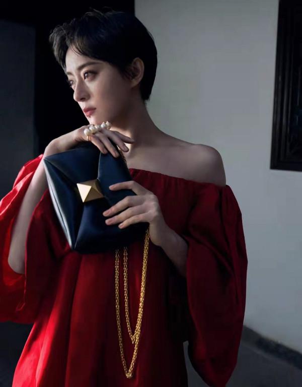 39歲孫儷官宣頂奢代言排面比唐嫣牛！穿中國紅露肩裙，霸氣藏不住