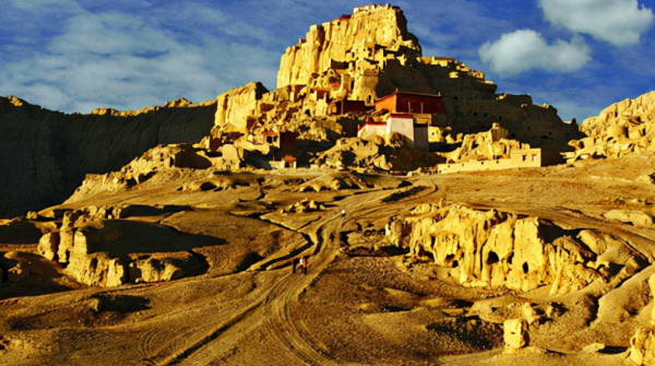 1984年，西藏牧民為找牛誤入龐大古城，被滿地骷髏嚇得轉身就跑