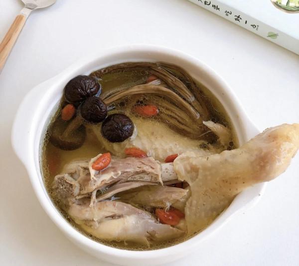 冬天寒冷又幹燥，多給家人喝5道湯，營養滋潤，應季而食溫暖過冬