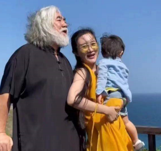 張紀中被爆為哄妻子不慎墜馬，緊急送醫，網友：杜星霖熬到頭了