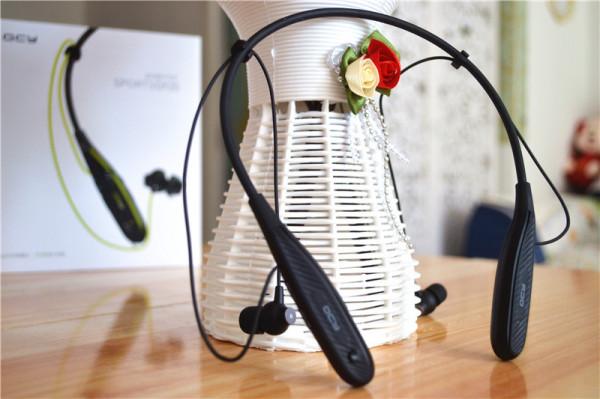 如果你用的是iPhone或者是小米，我就勉強推薦你一款百元耳機吧