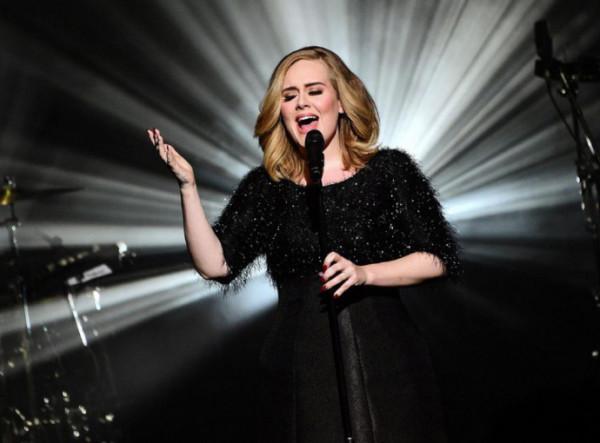 阿黛爾公佈和詹姆斯經紀人裡奇-保羅的戀情