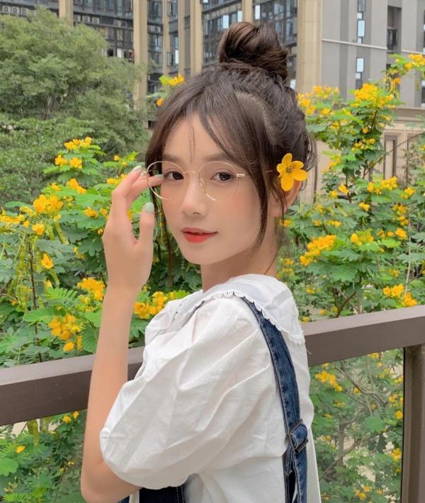 別披頭散髮了，學學這3款超減齡的扎發發型，輕鬆美過同齡人