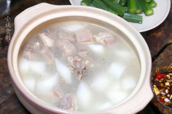 燉羊湯時，開水還是冷水下鍋？區別很大，做錯有羶味湯色不奶白