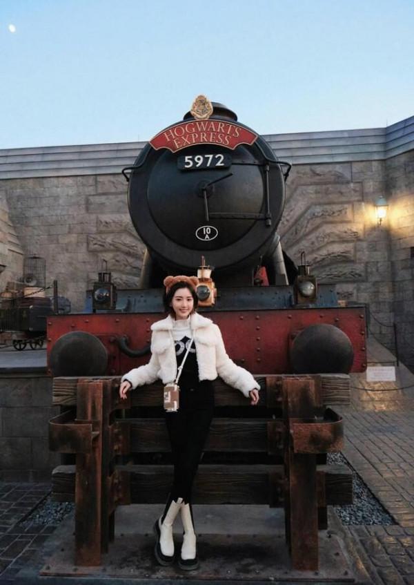 毛曉彤打卡環球影城，私服穿搭保暖又接地氣，娃娃臉真是減齡