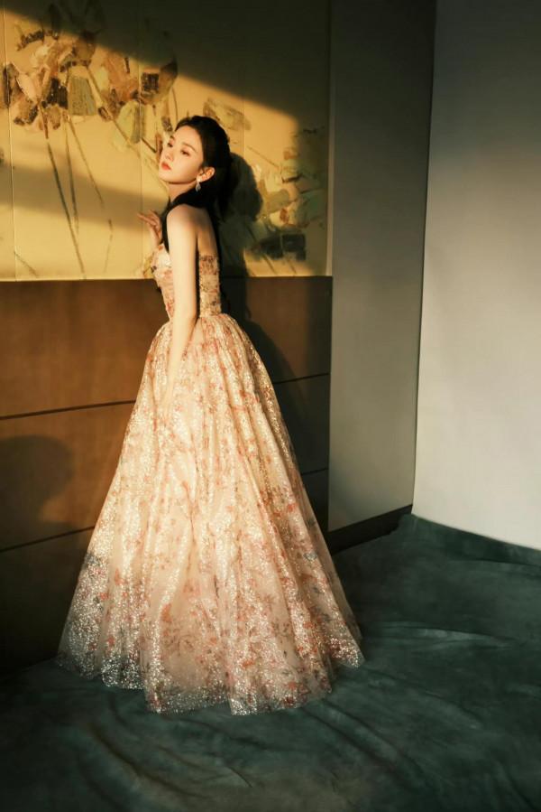 2021國劇盛典紅毯合集,女明星生圖與後期圖片大對比,孫怡完勝 2021國劇盛典紅毯合集,女明星生圖與後期圖片大對比,孫怡完勝