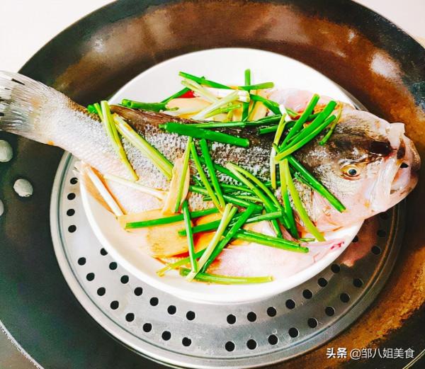 蒸鱸魚,只用“4樣料”就夠了,有人常弄錯,難怪魚肉不鮮不嫩 蒸鱸魚,只用“4樣料”就夠了,有人常弄錯,難怪魚肉不鮮不嫩