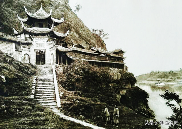 一百多年前，一個小尼姑被害，引出連環奇案，告誡世人什麼是報應