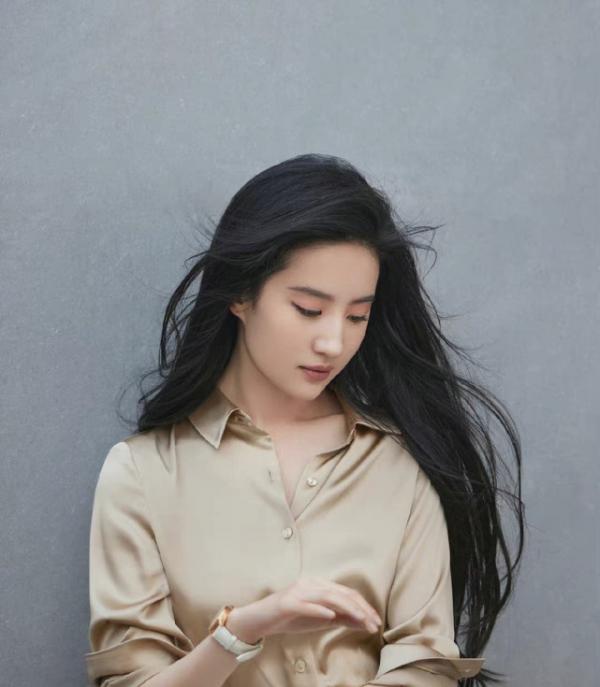 劉亦菲“下凡”走親民路線，穿大眾款衣服出門買奢侈品，有點俗