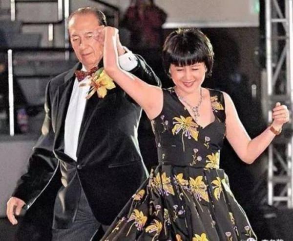 1986年，靠跳舞撩到賭王，何鴻燊去世後，梁安琪為何會是最大贏家