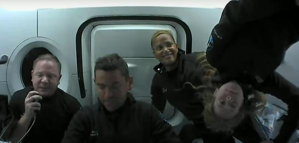 SpaceX素人太空旅今晚結束,又翻跟頭又彈琴,4個人在太空艙玩嗨了 SpaceX素人太空旅今晚結束,又翻跟頭又彈琴,4個人在太空艙玩嗨了