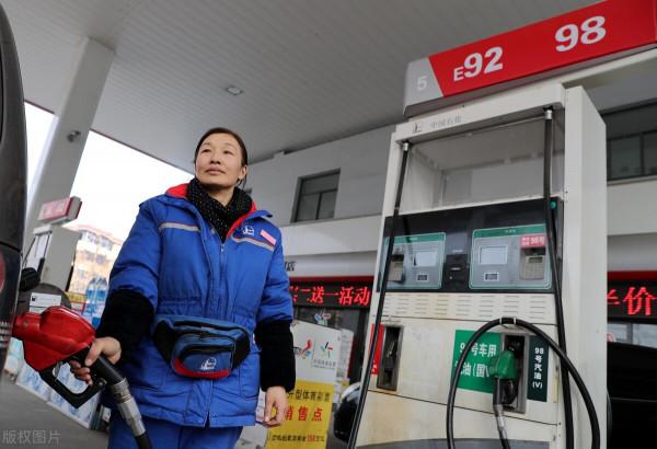 油價調整訊息：小跌微調大漲，12月27日，加油站新92、95汽油售價