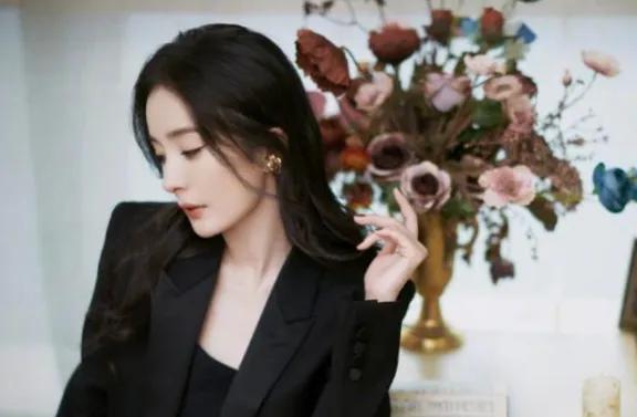 楊冪頒獎典禮致辭抱怨話筒太低,主持人:剛剛郭德綱老師用過 楊冪頒獎典禮致辭抱怨話筒太低,主持人:剛剛郭德綱老師用過