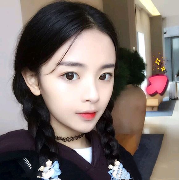 草根少女楊超越：從服務員到爆紅，讓無數二代咬牙切齒又望塵莫及