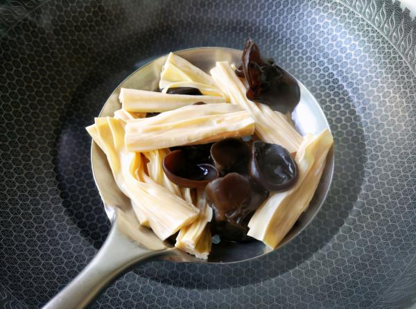 還用冷水泡腐竹？學會這個小妙招，10分鐘泡開，筋道又營養，好吃