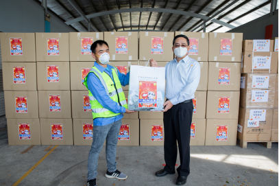 駐新加坡使館向在新中國籍務工人員發放&OpenCurlyDoubleQuote;春節包&rdquo;