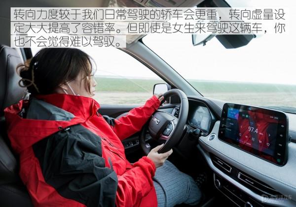 誰說皮卡只能拉貨？2.0T+8AT的江鈴域虎7，翻山越嶺也毫不費力