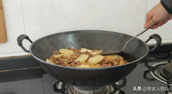 天冷多吃蘿蔔,加3斤牛腩,教你廣東有名的做法,好吃過癮吃不膩 天冷多吃蘿蔔,加3斤牛腩,教你廣東有名的做法,好吃過癮吃不膩